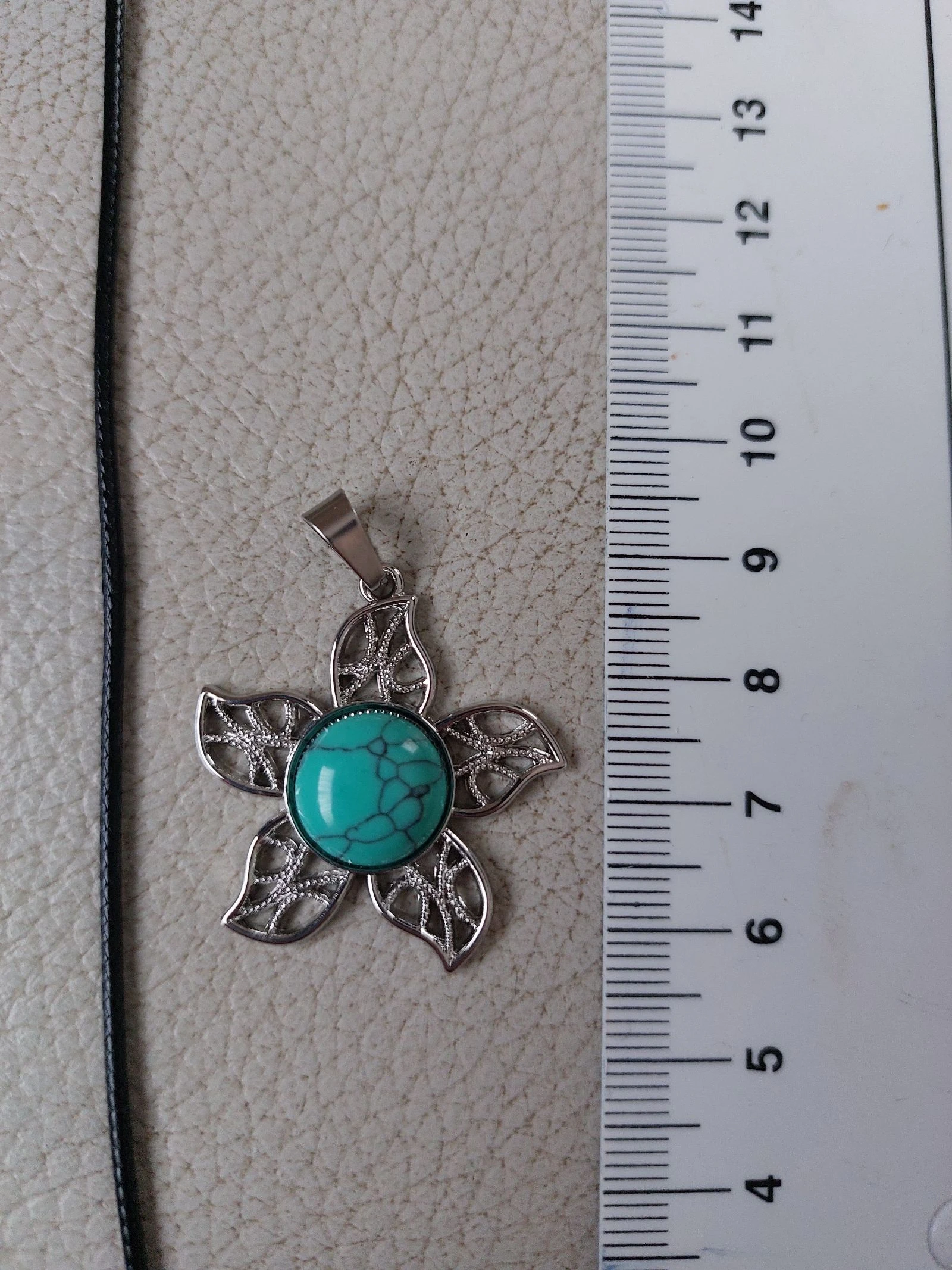 Bloemen hanger met turquoise steen